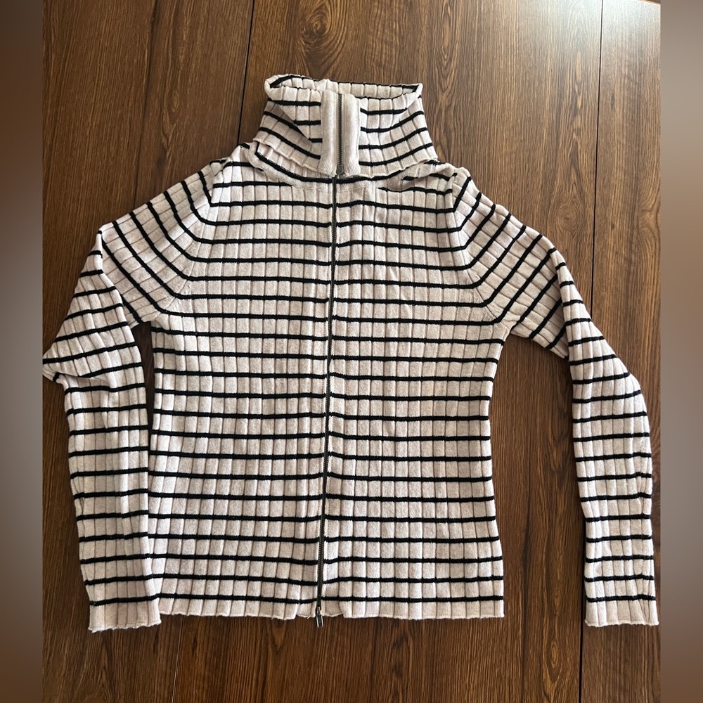 Universal Threads
Women’s 
Medium 
Cardigan 
Sweater
Ivory/Black Stripe
L/S